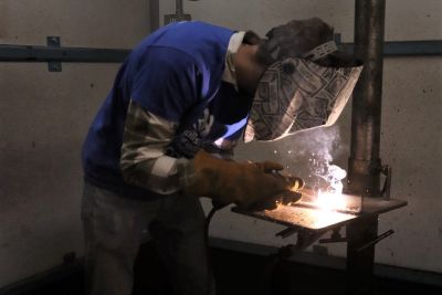 A student welding at 91̽