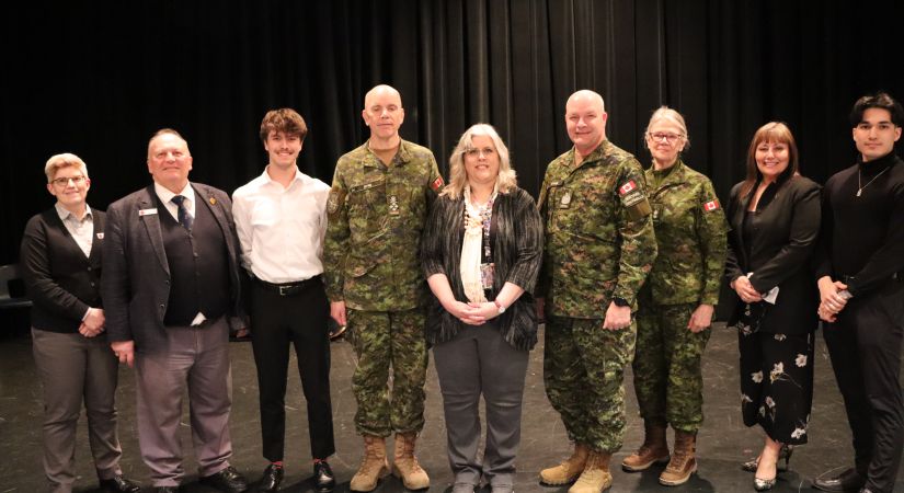 Students and 91̽ staff members pose with Canadian Chief of Defence Staff, General Wayne Eyre
